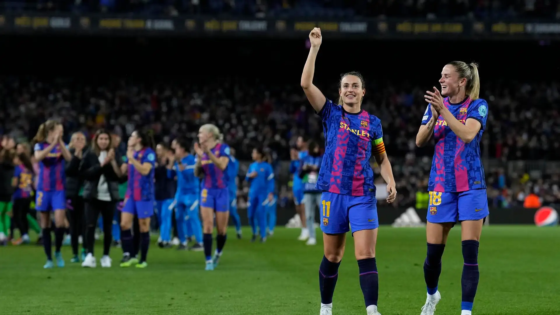 Alexia Putellas junto a Ana-Maria Crnogorčević celebrando la victoria con los aficionados Alexia Putellas junto a Ana-Maria Crnogorčević celebrando la victoria con los aficionados