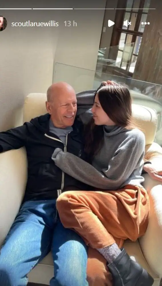 Bruce Willis, sonriente, junto a su hija Scout
