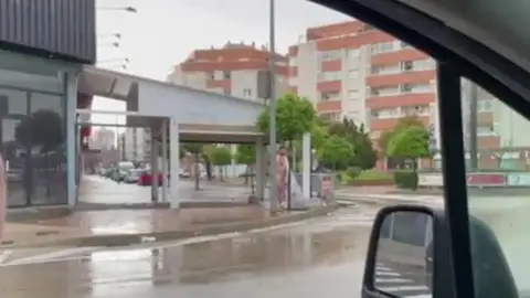 Acaba atado de pies y manos y semidesnudo Acaba atado de pies y manos y semidesnudo