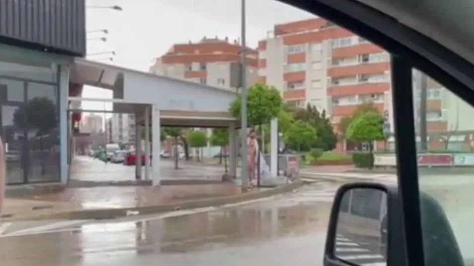 Acaba atado de pies y manos y semidesnudo 