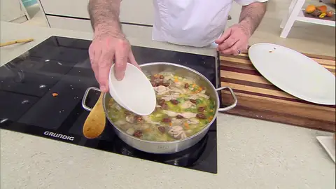 Agrega el conejo y las garrapiñadas Agrega el conejo y las garrapiñadas