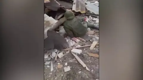 Las impactantes imágenes de la captura de un comando ruso por las fuerzas ucranianas Las impactantes imágenes de la captura de un comando ruso por las fuerzas ucranianas