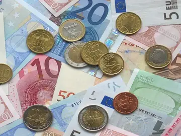 Monedas de euro y billetes