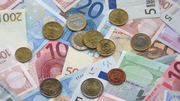 Monedas de euro y billetes