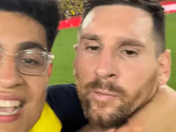 Leo Messi, con el aficionado ecuatoriano