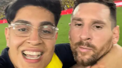 Leo Messi, con el aficionado ecuatoriano Leo Messi, con el aficionado ecuatoriano