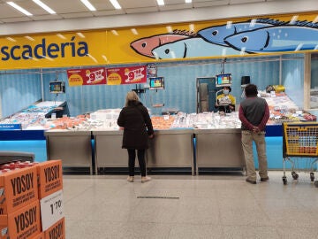Varias personas compran pescado y mariscos en un supermercado de Madrid en una imagen de archivo