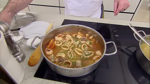 Añade los calamares Añade los calamares