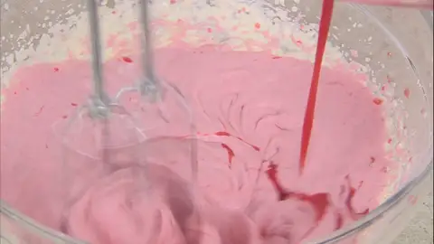 Vierte el triturado de fresas Vierte el triturado de fresas