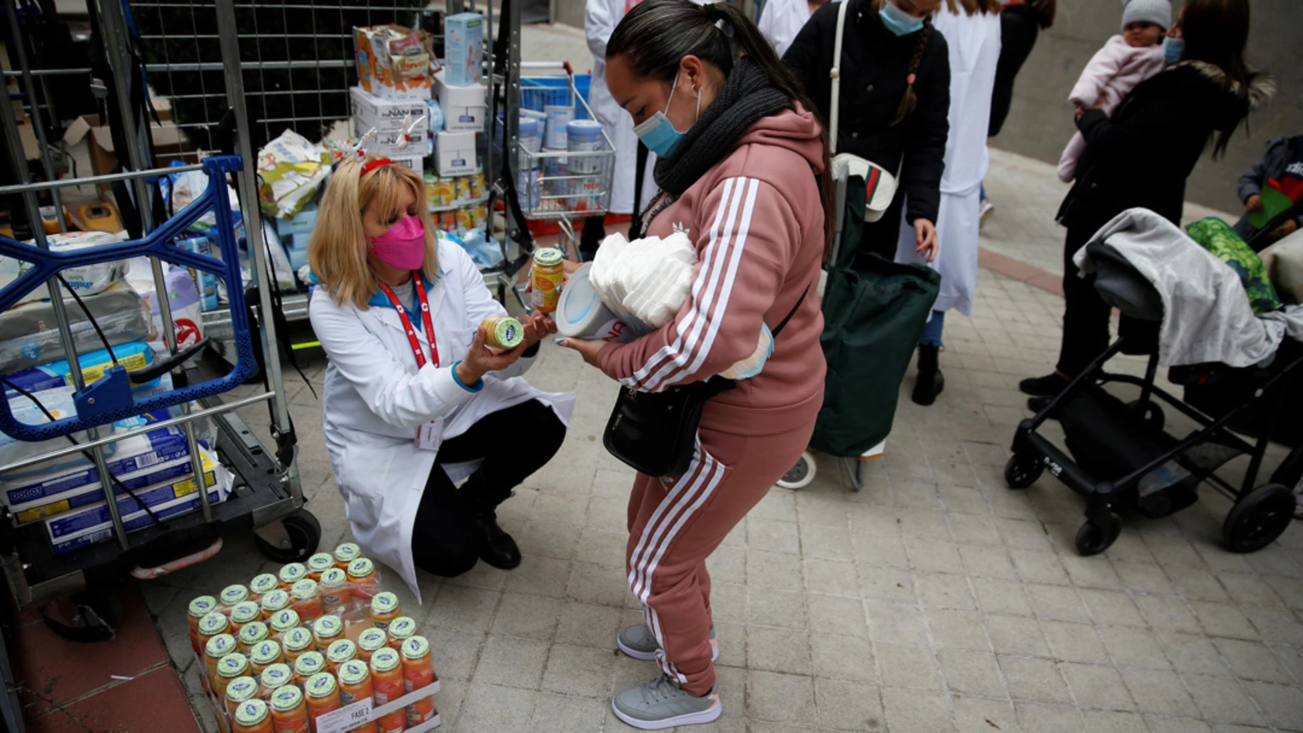 23/12/2021 13:00 (UTC) Crédito: EFE Fuente: EFE/EFE Autor: Diego Fernández Temática: Asuntos sociales Asuntos sociales » Pobreza Imagen de archivo de la Fundación Madrina entregando cestas de alimentos en Madrid.