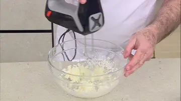 Añade el azúcar al queso de untar