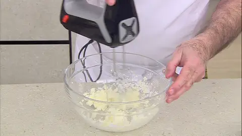Añade el azúcar al queso de untar Añade el azúcar al queso de untar