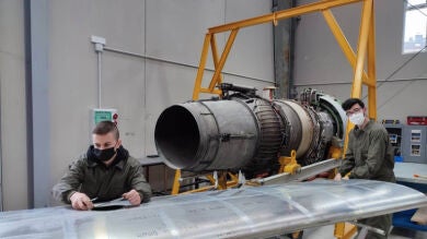 Un grupo de alumnos de FP de Lugo construye una avioneta eléctrica biplaza pieza a pieza