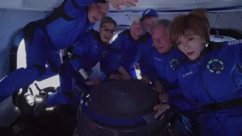Jeff Bezos completa su cuarto vuelo espacial tripulado con 6 turistas Jeff Bezos completa su cuarto vuelo espacial tripulado con 6 turistas