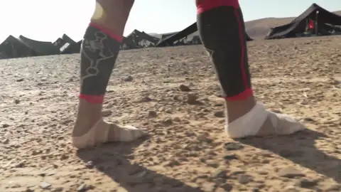 Karim El Hayani recorre 250 km descalzo en la Maratón de las Arenas Karim El Hayani recorre 250 km descalzo en la Maratón de las Arenas