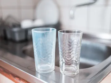 Vaso con cal y vaso reluciente Vaso con cal y vaso reluciente