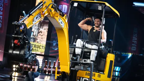 Omar Montes desafía a Pilar Rubio con la excavadora Omar Montes desafía a Pilar Rubio con la excavadora