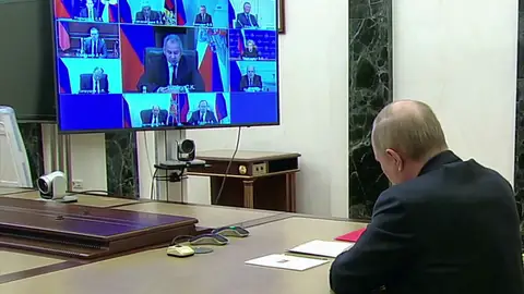 Vladimir Putin durante una reunión telemática Vladimir Putin durante una reunión telemática