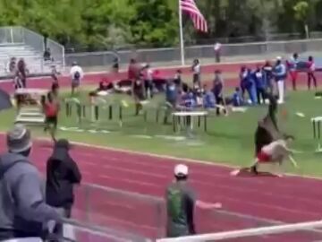 Salvaje agresión en plena carrera de atletismo: tumba a un rival de un puñetazo