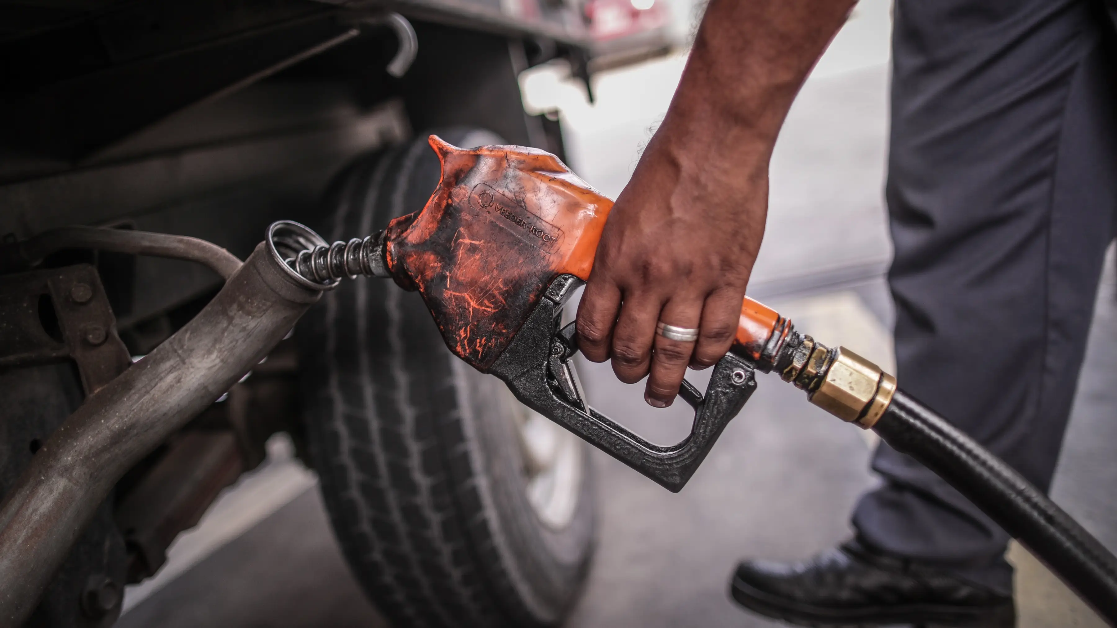 Un hombre echa gasolina a su coche Un hombre echa gasolina a su coche