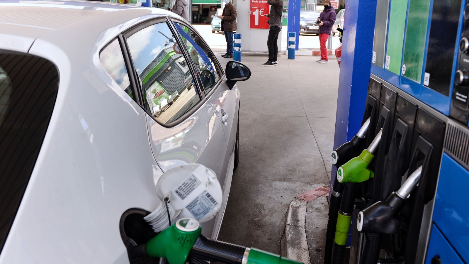 ¿Cuánto nos va a costar viajar este verano con la bajada del combustible?