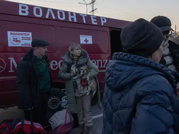 Habitantes evacuados de Mariúpol a su llegada a la localidad de Zaporiyia