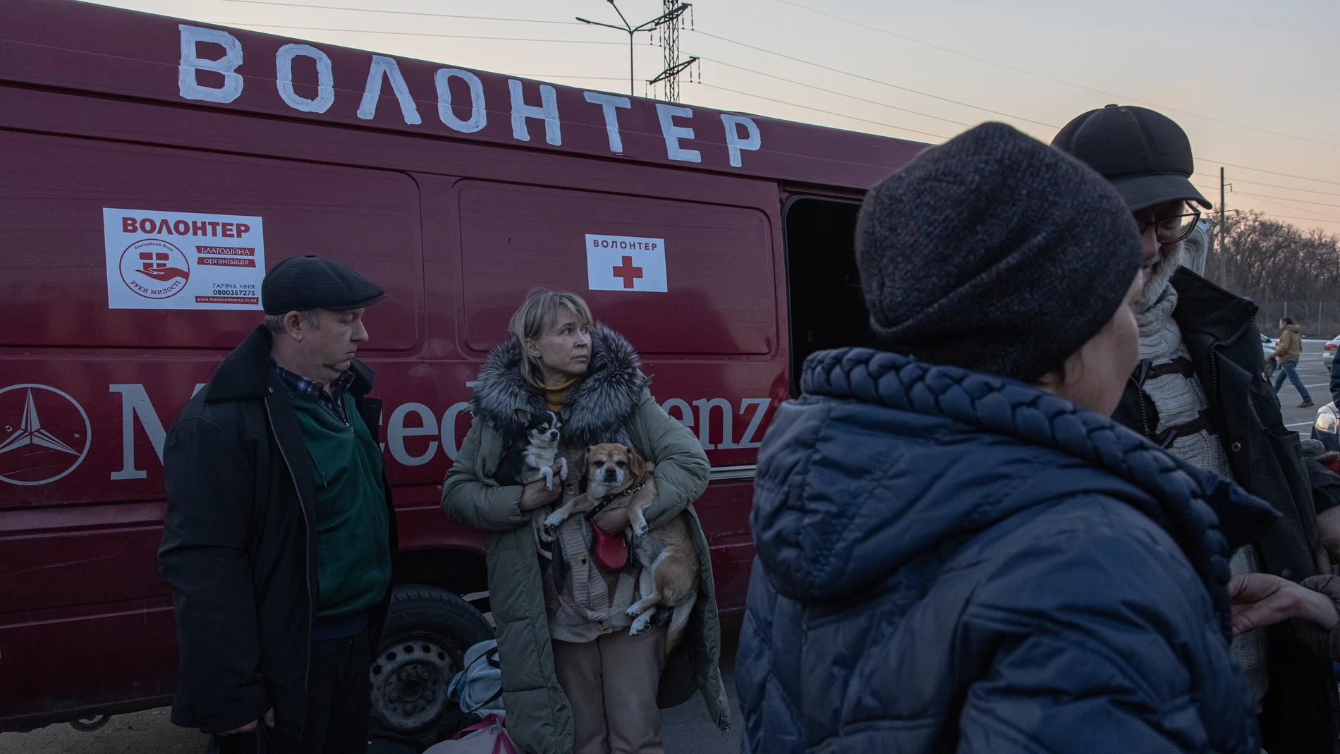 Habitantes evacuados de Mariúpol a su llegada a la localidad de Zaporiyia
