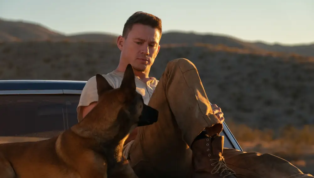 Channing Tatum junto a su perro en una escena de 'Dog. Un viaje salvaje'