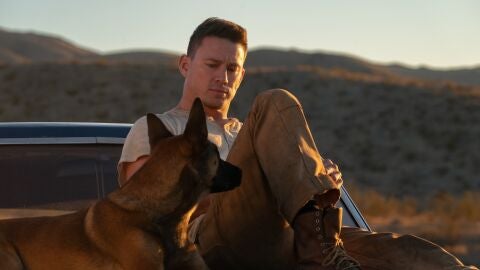 Channing Tatum junto a su perro en una escena de 'Dog. Un viaje salvaje'