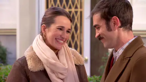 Emilio empuja a Julieta a los brazos de Raúl Emilio empuja a Julieta a los brazos de Raúl