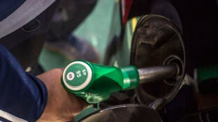 Un hombre reposta con gasolina su veh&iacute;culo