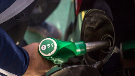 Un hombre reposta con gasolina su veh&iacute;culo