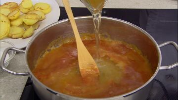 Agrega la salsa de tomate y el puré de manzana
