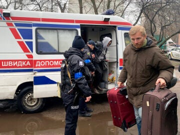 Algunos de los últimos evacuados de la localidad ucraniana de Irpin, ciudad al noroeste de Kiev