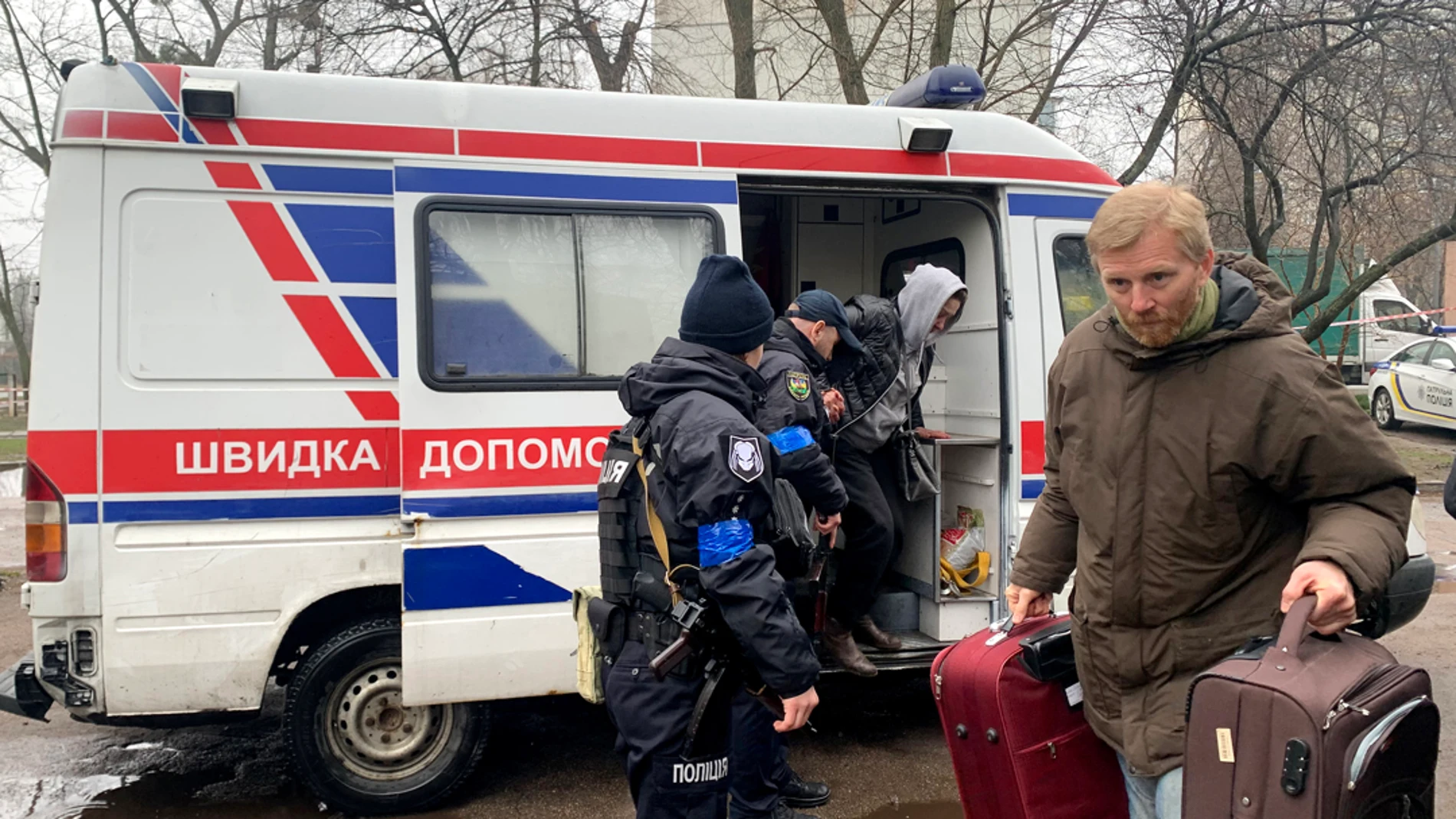Algunos de los últimos evacuados de la localidad ucraniana de Irpin, ciudad al noroeste de Kiev