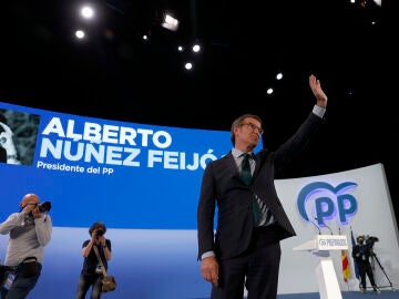 Alberto Núñez Feijóo saluda tras conocer el resultado de las votaciones en la segunda jornada del XX Congreso Nacional del PP que se celebra en Sevilla.