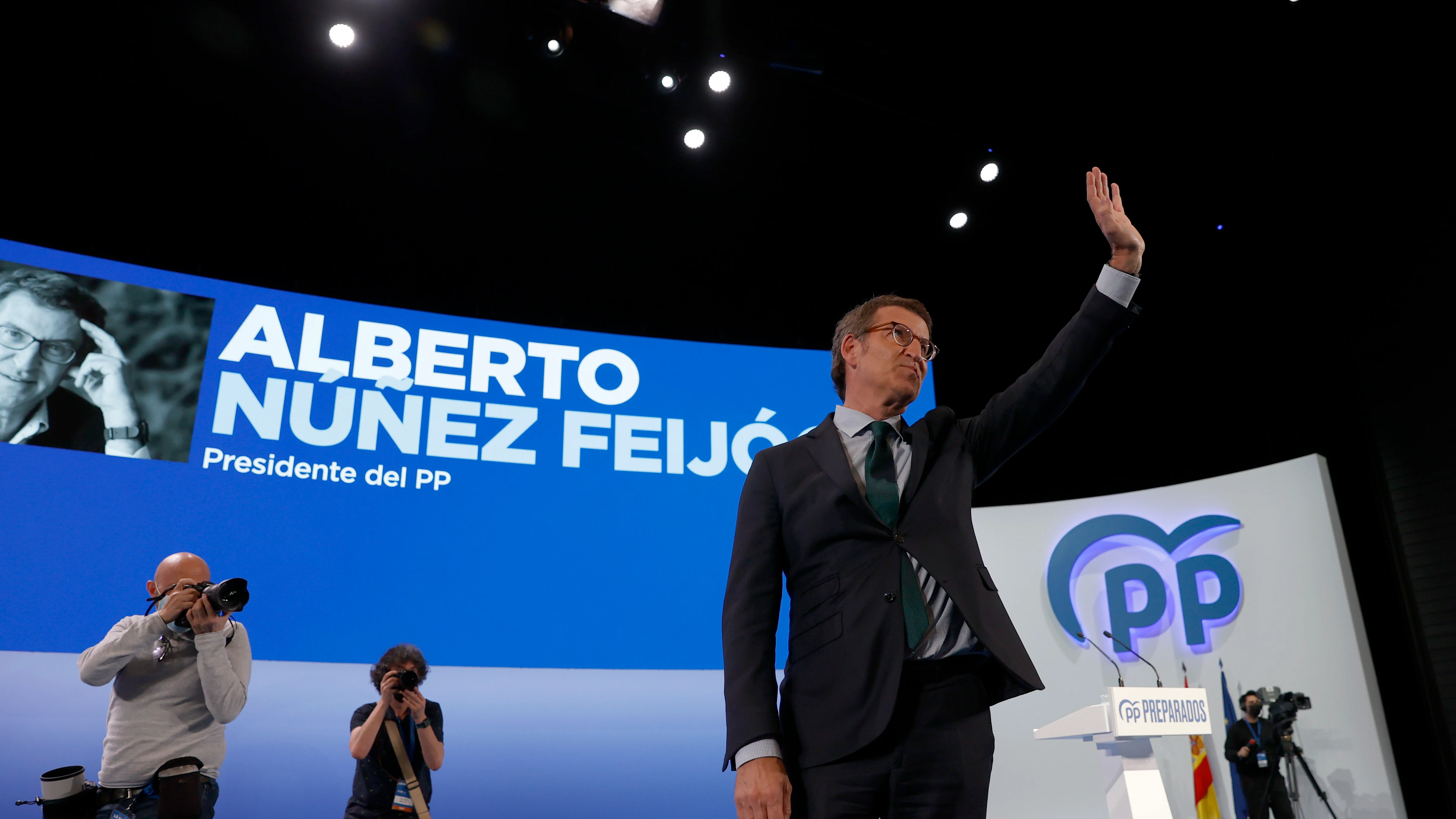 Alberto Núñez Feijóo saluda tras conocer el resultado de las votaciones en la segunda jornada del XX Congreso Nacional del PP que se celebra en Sevilla. Alberto Núñez Feijóo saluda tras conocer el resultado de las votaciones en la segunda jornada del XX Congreso Nacional del PP que se celebra en Sevilla.