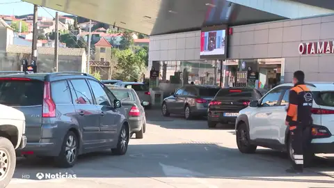 Los portugueses cruzan la frontera para repostar: "En Galicia es más barato" Los portugueses cruzan la frontera para repostar: "En Galicia es más barato"