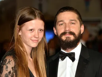 Shia LaBeouf y Mia Goth Shia LaBeouf y Mia Goth