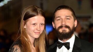 Shia LaBeouf y Mia Goth 