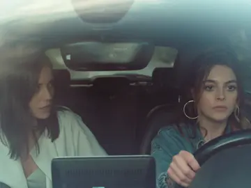 ¡Asya, con miedo de lo que pueda hacer Derin, le pide a Volkan que avise a la policía! ¡Asya, con miedo de lo que pueda hacer Derin, le pide a Volkan que avise a la policía!