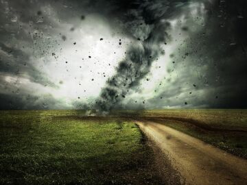 Un meteorólogo llama a sus hijos en directo para alertarles de que un tornado se dirige hacia su casa