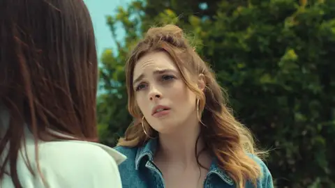 Derin quiere llevar a Asya al sitio donde empezó su historia con Volkan: “Si vienes conmigo, dejaré que me ayudes” Asya, que teme que Derin haga una locura, le ofrece su ayuda, pero Derin no parece estar dispuesta a aceptarla