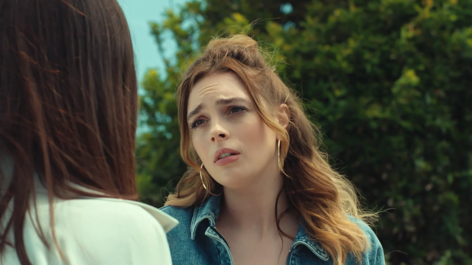 Derin quiere llevar a Asya al sitio donde empezó su historia con Volkan: “Si vienes conmigo, dejaré que me ayudes” Asya, que teme que Derin haga una locura, le ofrece su ayuda, pero Derin no parece estar dispuesta a aceptarla