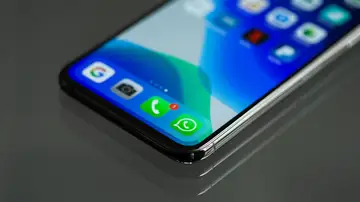 Imagen de un móvil con un mensaje de WhatsApp