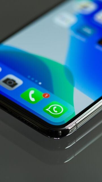 Imagen de un móvil con un mensaje de WhatsApp