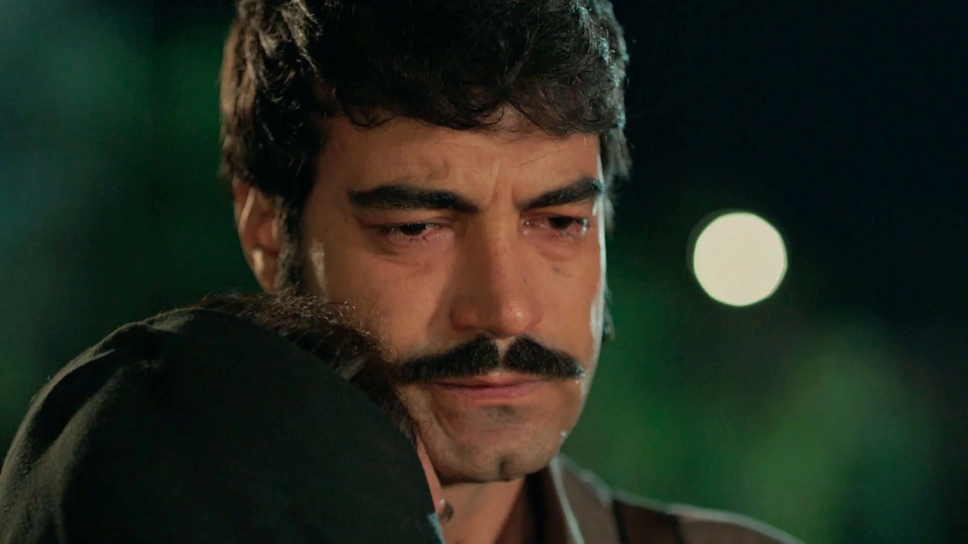 El abrazo más emotivo entre Demir y Gülten: “Te acusé falsamente y lo lamento” El abrazo más emotivo entre Demir y Gülten: “Te acusé falsamente y lo lamento”