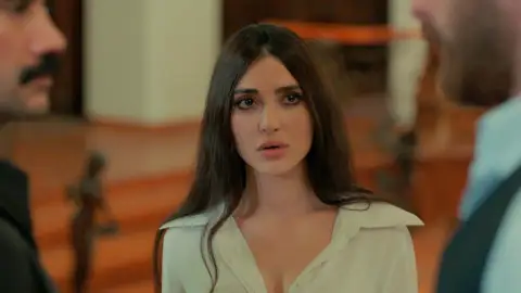 Fikret defiende a Müjgan ante las acusaciones de Yilmaz: “Fui yo, ella no tuvo nada que ver” Fikret defiende a Müjgan ante las acusaciones de Yilmaz: “Fui yo, ella no tuvo nada que ver”