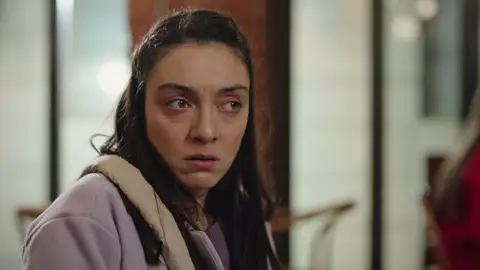 Hikmet avergüenza a Gülben delante de Esat y su amigo con un desafortunado comentario Mejores momentos| Capítulo 73