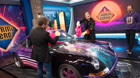 Maluma flipa con el coche termocrómico... ¡con una sorpresa! Maluma flipa con el coche termocrómico... ¡con una sorpresa!